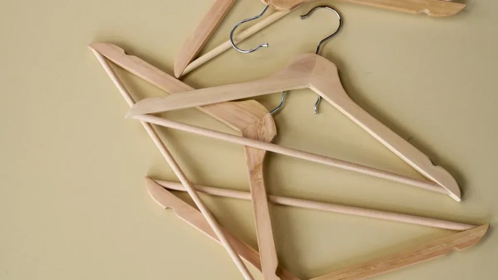 How to Choose the Right Clothes Hanger Manufacturer for Your Brand